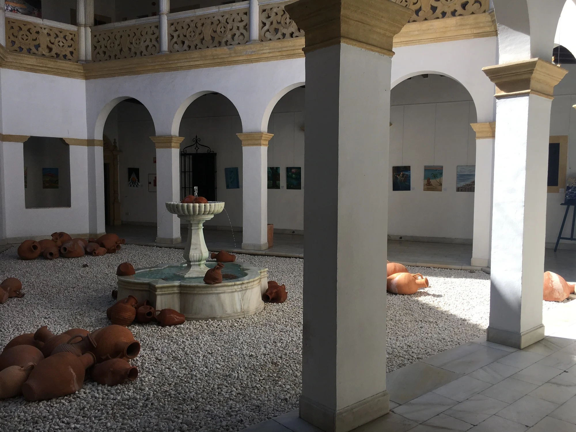 Espacio al aire libre en Los Remedios, Sevilla, con macetas y fuente, utilizado para los cursos intensivos de dibujo y pintura.